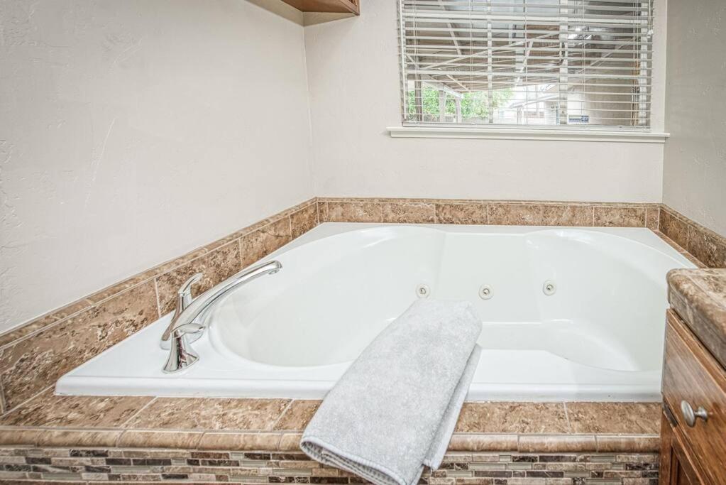 Apartamento Renovated Minutes From State / Airport