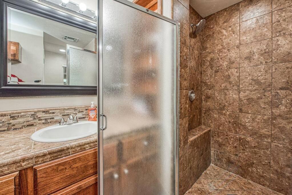 Renovated Minutes From State / Airport Apartamento *