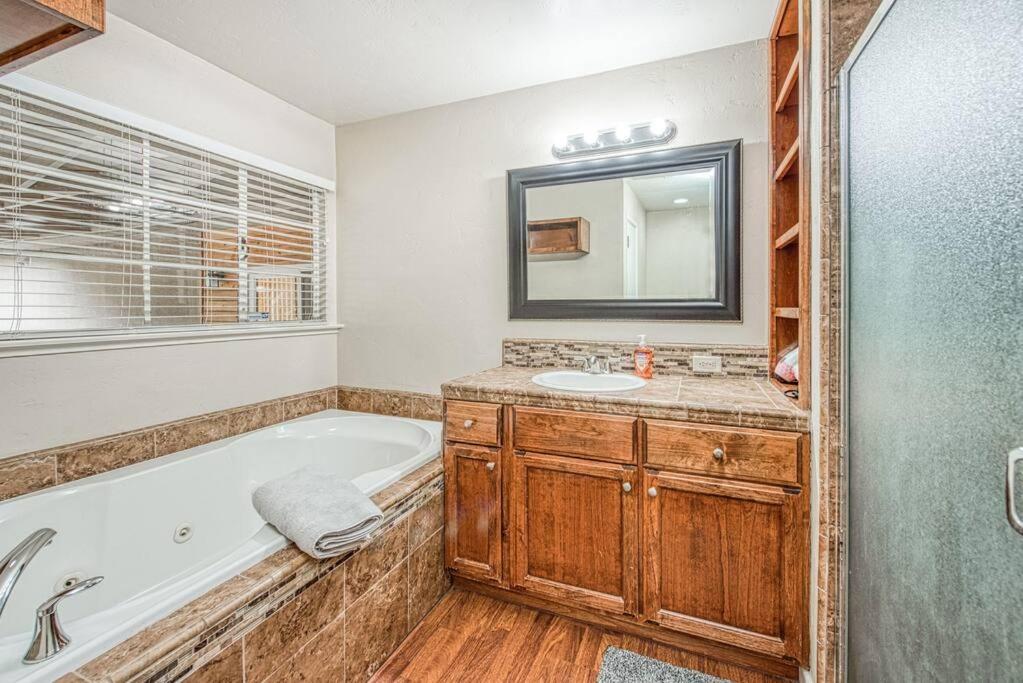 Renovated Minutes From State / Airport Apartamento *