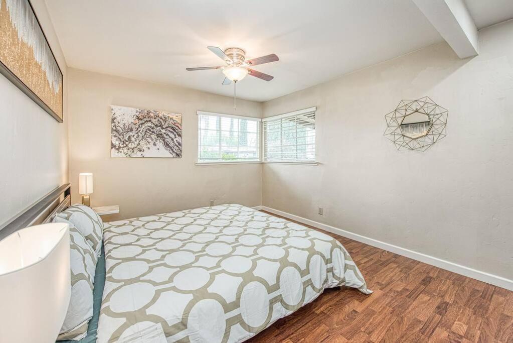 Renovated Minutes From State / Airport Apartamento